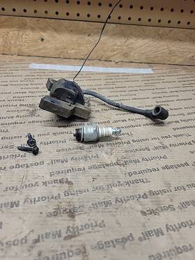 909928yb Briggs 094212 Vint Brigg 3.5hp Horiz Shaft Eng Coil Plug &bolts 0319 E1