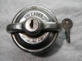 7470053 Briggs & Stratton And Vintage Locking Gasoline Cap With Key A828