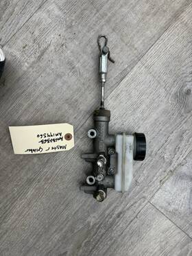 Am143852 John Deere Oem Brake Master Cylinder-