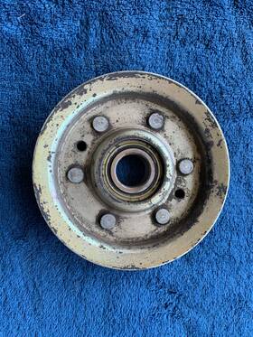M00325b John Deere 335 345 325 Tractor Drive Idler Pulley