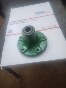 M11041 John Deere 110 112 200 208 210 212 214 216 Rear Axle Hub