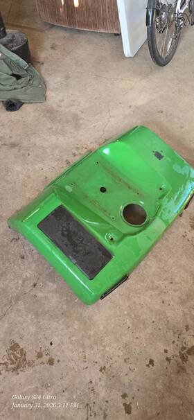 M118641 John Deere 345 Fender Pan