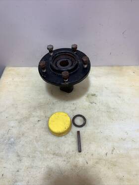 M131396 John Deere 345 Lawn Tractor Rear Wheel Hub With Key