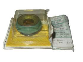 R32622 John Deere Genuine Original Equipment Water Pump Seal New Sealed
